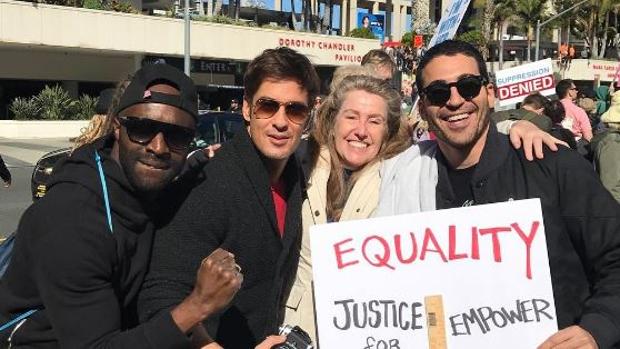 Miguel Ángel Silvestre se manifiesta contra Donald Trump