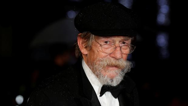 Adiós a John Hurt, el actor de cuyo pecho brotó el «Alien»