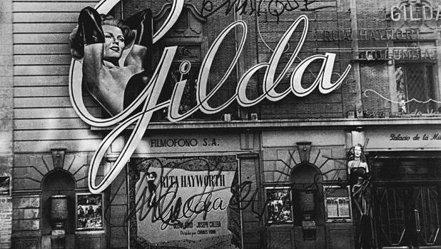 Madrid, diciembre de 1947. Foto de la fachada del Palacio de la Música, donde se estrenó «Gilda», con el autógrafo de Rita Hayworth dedicado a Enrique Herreros