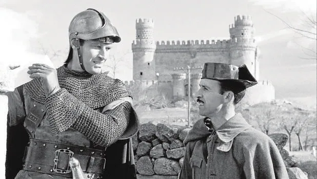 Charlton Heston conversa con un guardia civil durante el rodaje de «El Cid» en Madrid, en 1961, con el castillo de Manzanares el Real al fondo