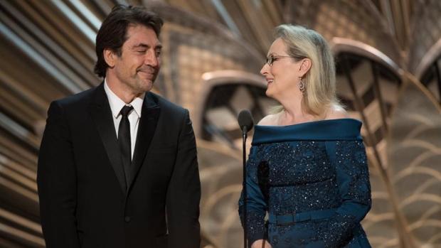 Momento en que Javier Bardem y Meryl Streep anuncian el Premio Oscar a Mejor Dirección de Fotografía, que ha sido para «La La Land»