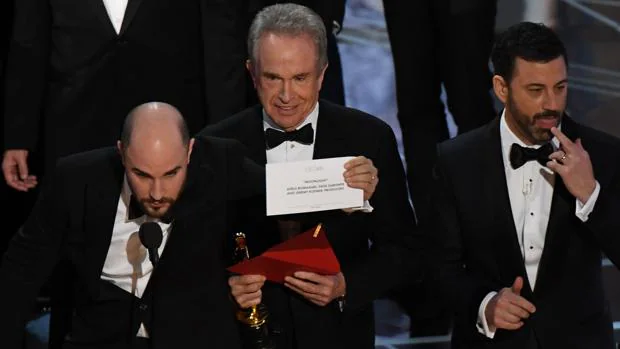 Warren Beatty y Faye Dunaway se equivocaron al entregar el Oscar a mejor película