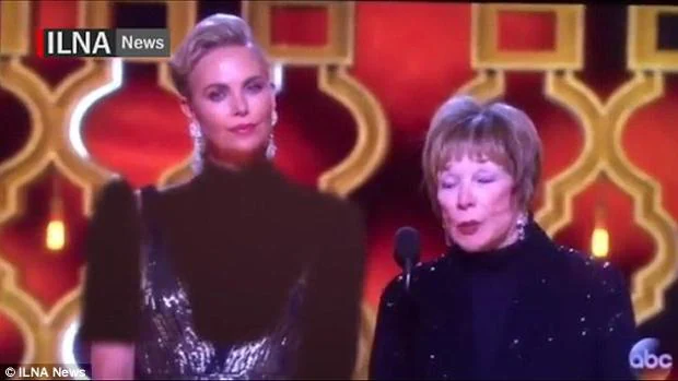 Irán cubre el cuerpo de Charlize Theron en los Oscar. En la imagen, junto a Shirley McLaine