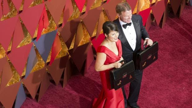 Brian Cullinan (dcha) y Martha Ruiz (izda) seguirán en PricewaterhouseCoopers, pero no en el equipo de los Oscar