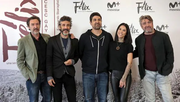 El director Cesc Gay (c), posa con los actores Ginés García (i), Leonardo Sbaraglia (2i), Mi Hoa Lee (2d), y Pere Aquillué, durante la presentación en Barcelona de la nueva serie para televisión de Movistar+ «Félix»