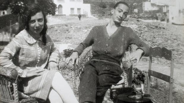 Salvador y Anna Maria Dalí, en Cadaqués en 1925