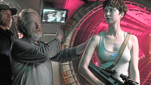 Imagen del rodaje de «Covenant» con Scott dirigiendo a Katherine Waterston