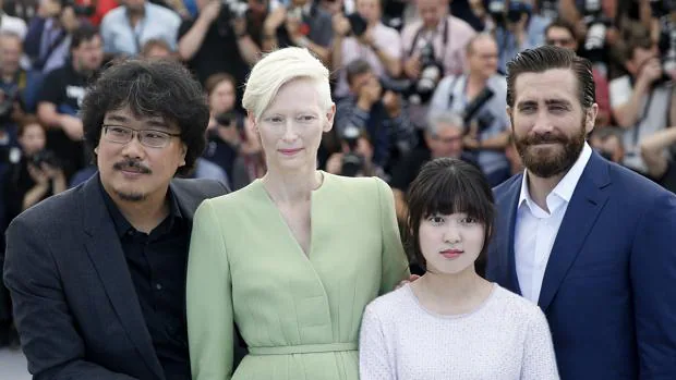 El director surcoreano Bong Joon-ho posa junto a la actriz británica Tilda Swinton, la surcoreana Ahn Seo-Hyun y el actor estadounidense Jake Gyllenhaal durante la presentación gráfica de su película «Okja» en la 70 edición del Festival de Cannes