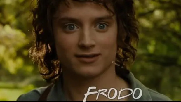 Frodo con los rótulos de la serie «Friends» durante el vídeo