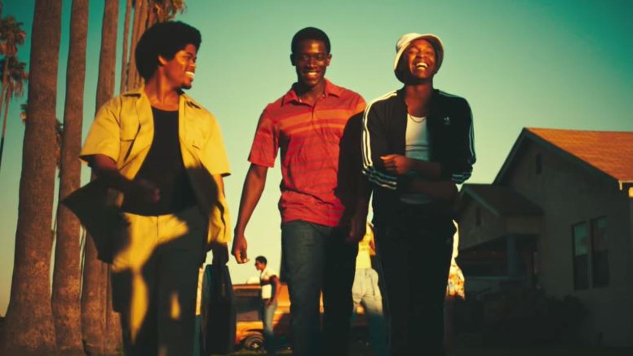 Franklin, uno de los protagonistas de «Snowfall» (en el medio), junto a sus amigos en la serie