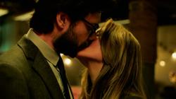 Raquel besa a Salva, la identidad falsa de «El Profesor»