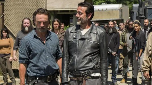 Fotograma de The Walking Dead en el que aparecen Andrew Lincoln y Jeffrey Dean Morgan
