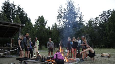 Los concursantes en el campamento
