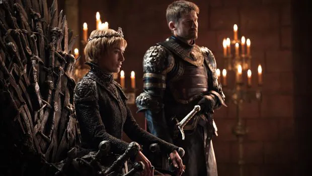 Cersei Lannister se sienta en el Trono de Hierro acompañada por su hermano Jaime Lannister