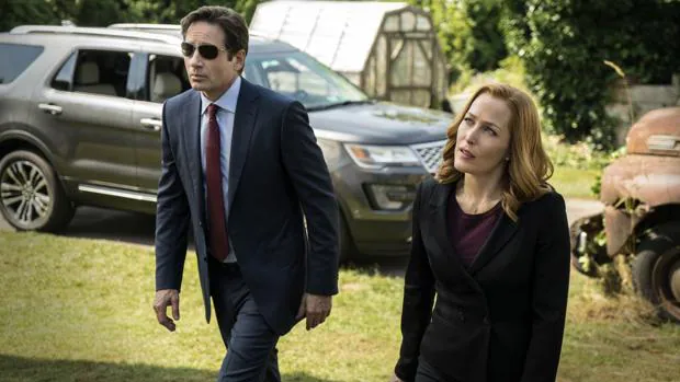 Fox Mulder (David Duchovny) y Dana Scully (Gillian Anderson) son los protagonistas de la ficción