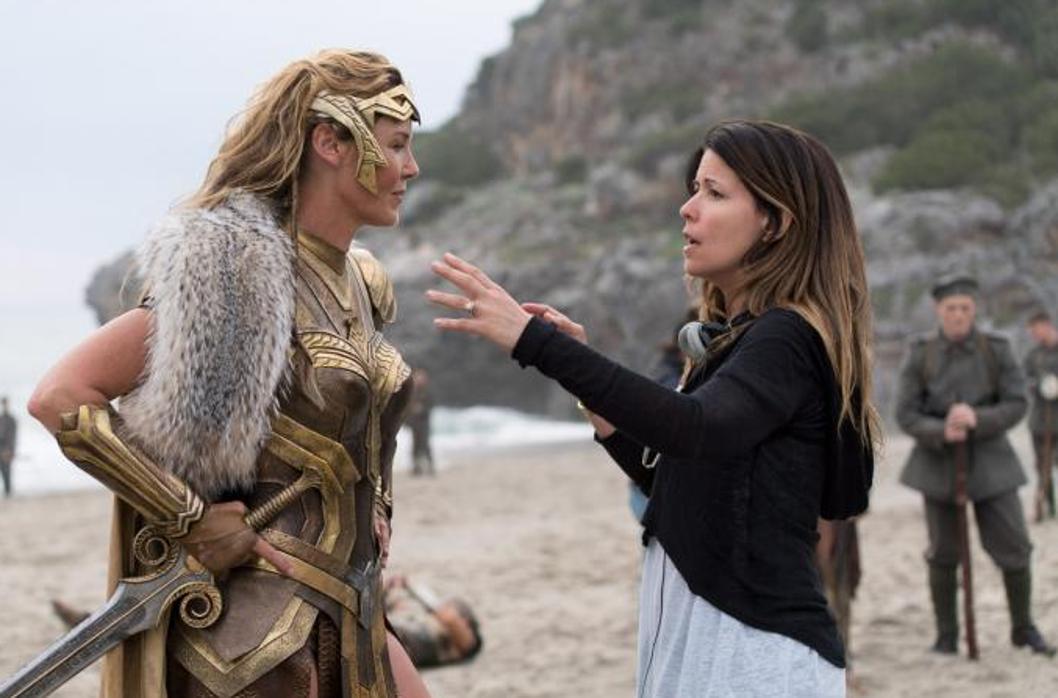 Gal Gadot, junto a Patty Jenkins durante el rodaje de «Wonder Woman»