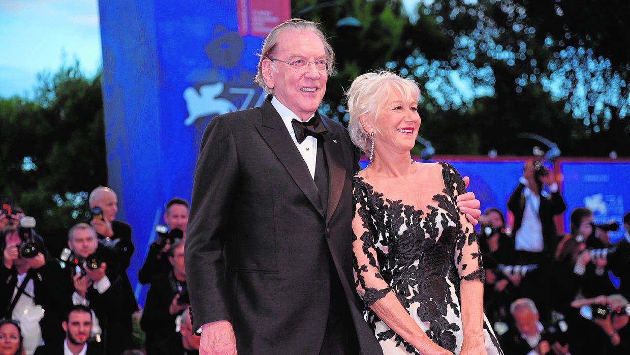 Donald Sutherland y Helen Mirren , ayer en Venecia