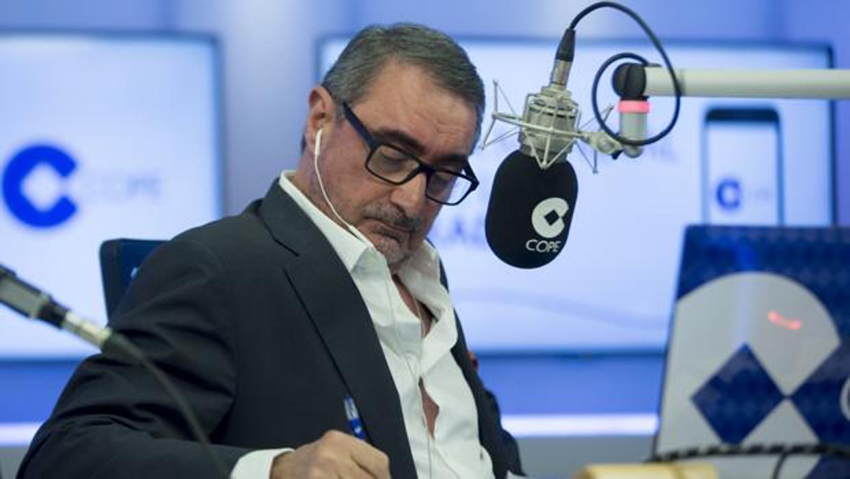 Carlos Herrera conduce el programa radiofónico Herrera en Cope
