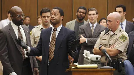 Sterling K. Brown como Christopher Darden y Cuba Gooding, Jr. como O.J. Simpson en «American Crime Story»