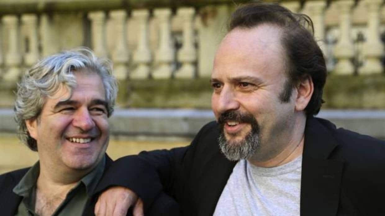 Álvaro Fernández Armero y Juan Cavestany, creadores de la serie "Vergüenza", ayer en San Sebastián