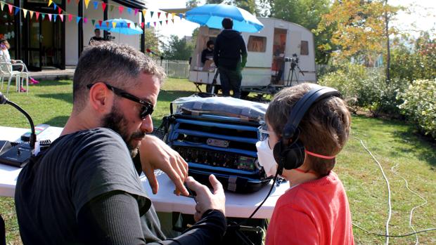 «Radio Gaga», conversaciones largas y humor contra el drama infantil
