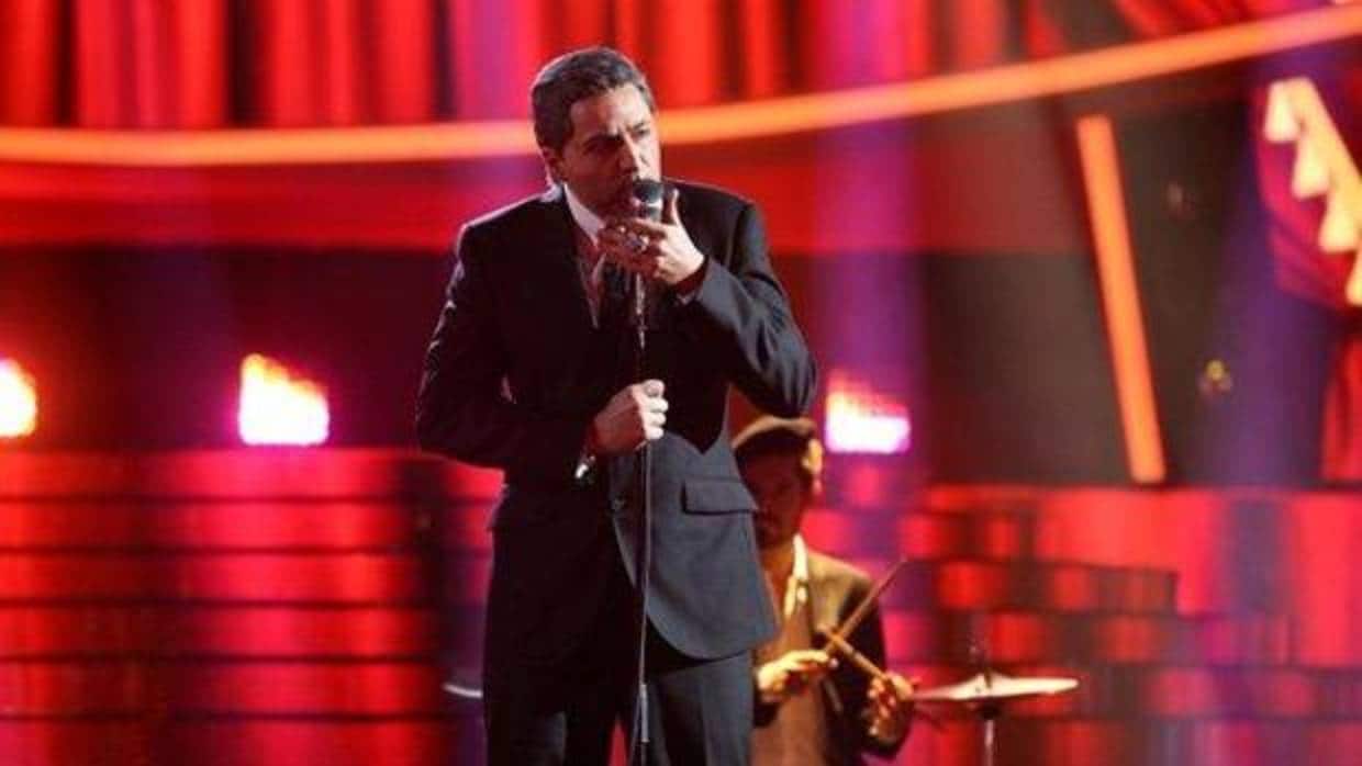 Raúl Pérez durante un momento de su imitación a Leonard Cohen en «Tu cara me suena»