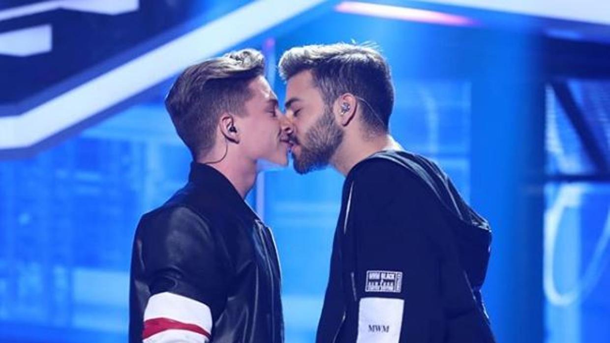 El beso entre Raoul y Agoney fue uno de los grandes momentos de la séptima gala de «OT 2017»