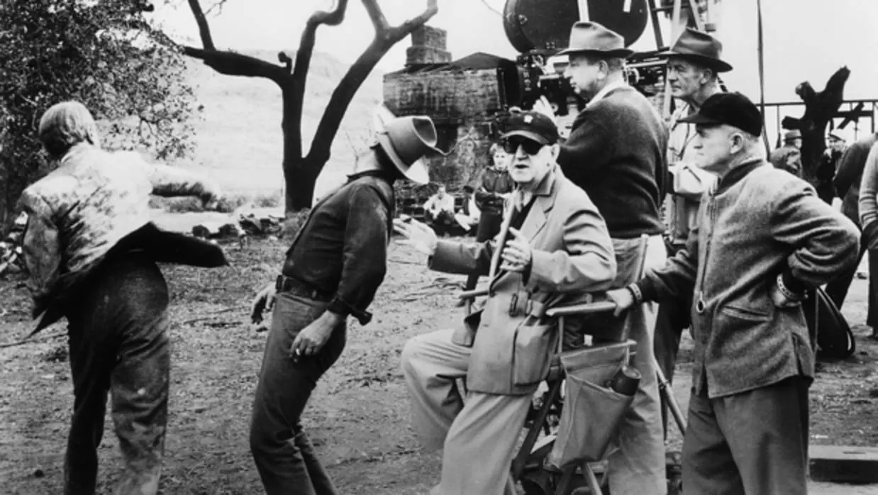 John Ford mira a cámara durante el rodaje de El hombre que mató a Liberty Valance