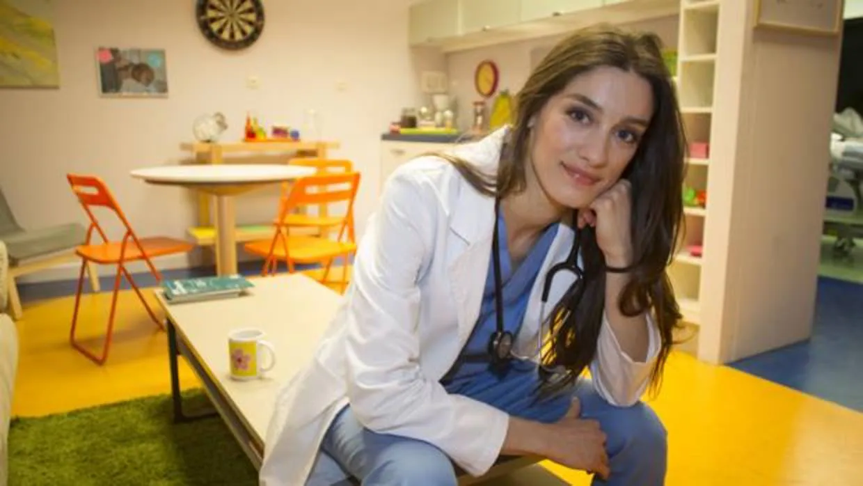 Ana Cela, que es médico además de actriz, nació en el antiguo hospital donde se rueda la serie
