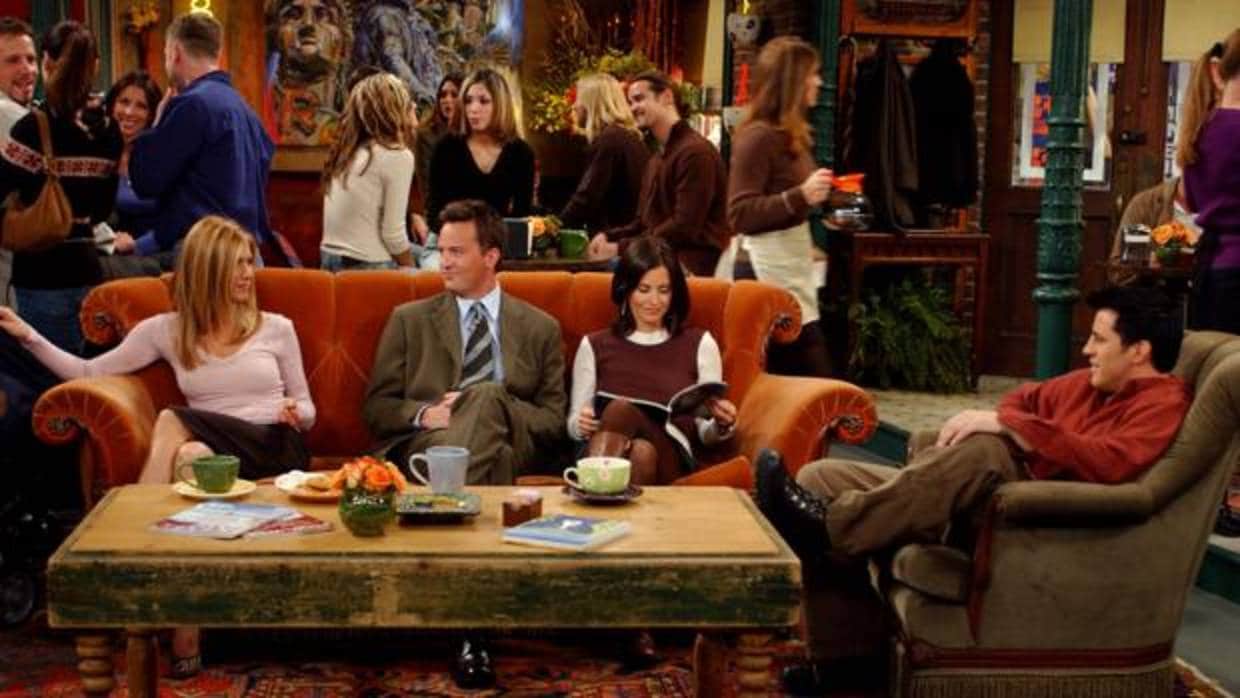 Rachel, Chandler, Monica y Joey, en el Central Perk