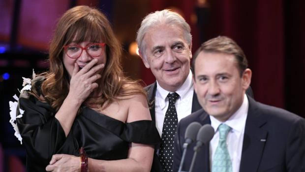 Vídeo: Vea los mejores momentos de la Gala de los Premios goya 2018 | Isabel Coixet, tras ganar el Goya a mejor película por «La librería», observa a sus productores sobre el escenario