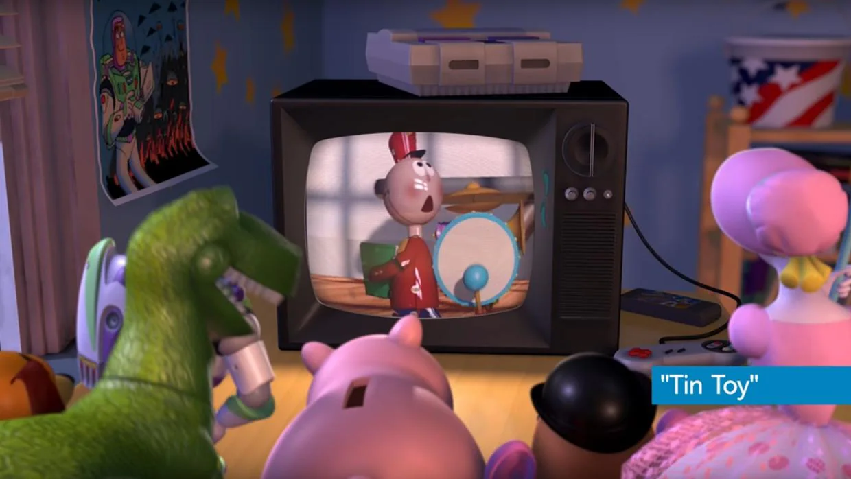 Fotograma de «Toy Story 2» en el que los juguetes ven imágenes de «Tin Toy», corto de Pixar