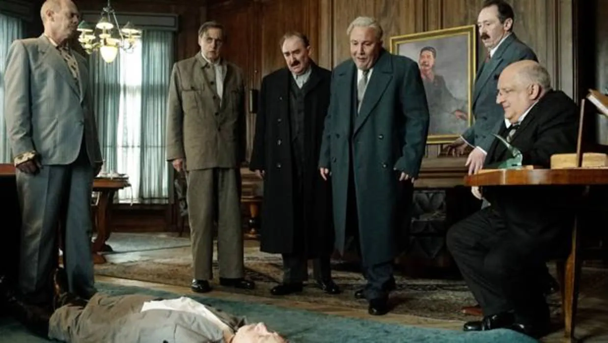 Los líderes soviéticos observan con temor el cadáver de Stalin