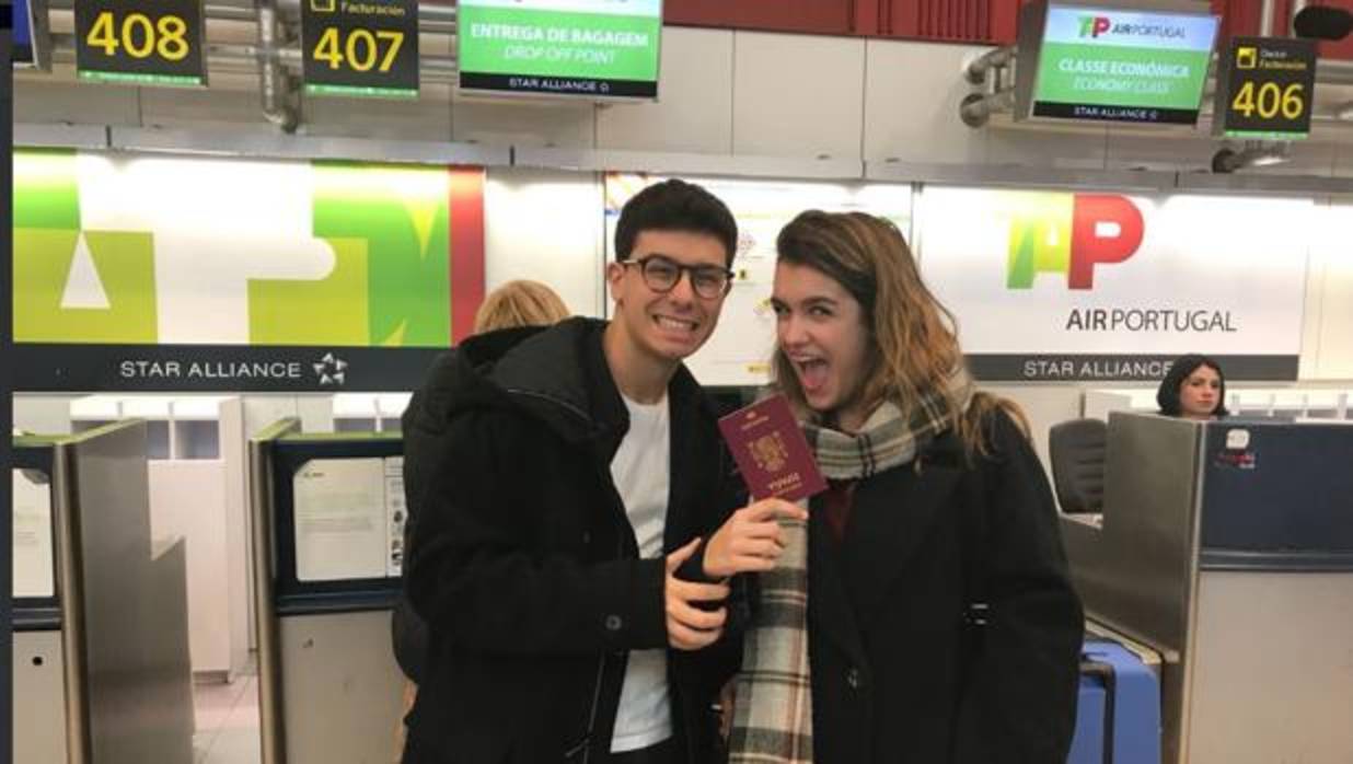 Alfred y Amaia en el aeropuerto de Madrid antes de partir hacia las portuguesas islas Azores