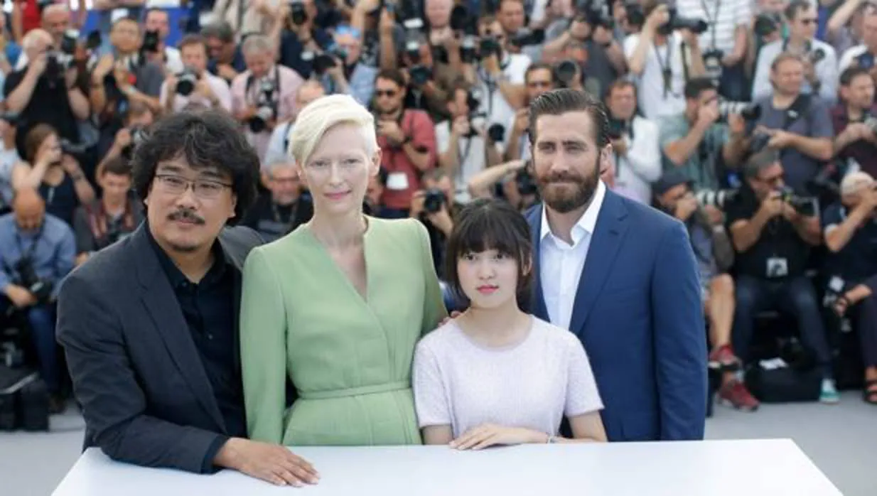 La película de Netflix «Okja» compitió en el pasado festival de Cannes. En la foto, los actores Tilda Swinton, Seo-Hyeon y Jake Gyllenhaal, con el director del filme, Bong Joon-ho