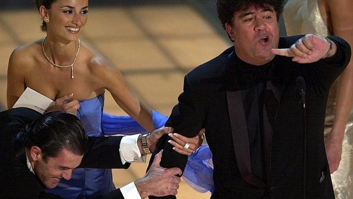 Almdóvar recoge el Oscar junto a Penélope Cruz y Antonio Banderas