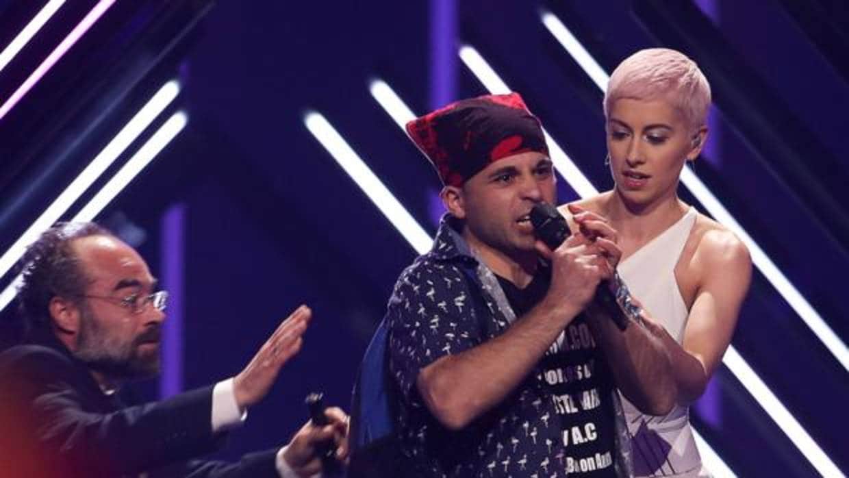Un espontáneo interrumpió la actuación de SuRie en Eurovisión 2018