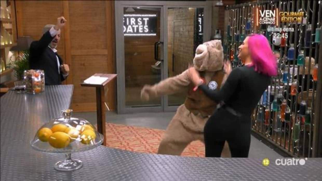 Sara bailando con el «Osito Perreo» cuando llegó a First Dates