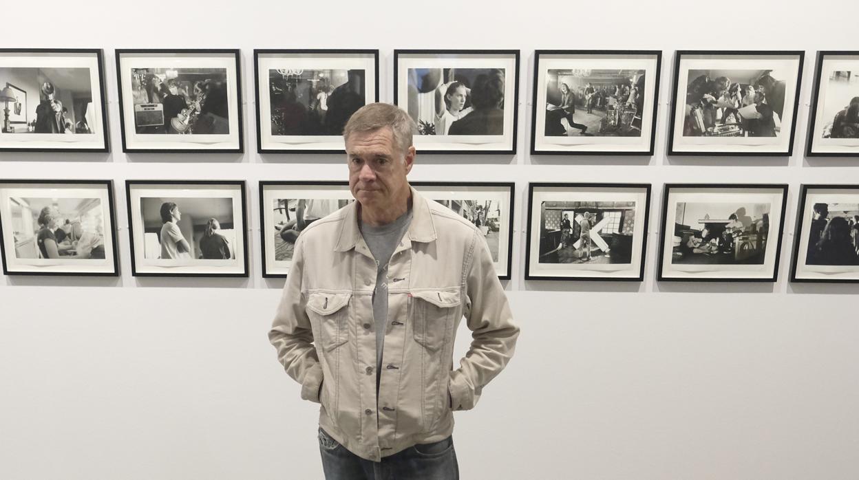 El director, ayer en Madrid, rodeado de algunas de las obras de su retrospectiva