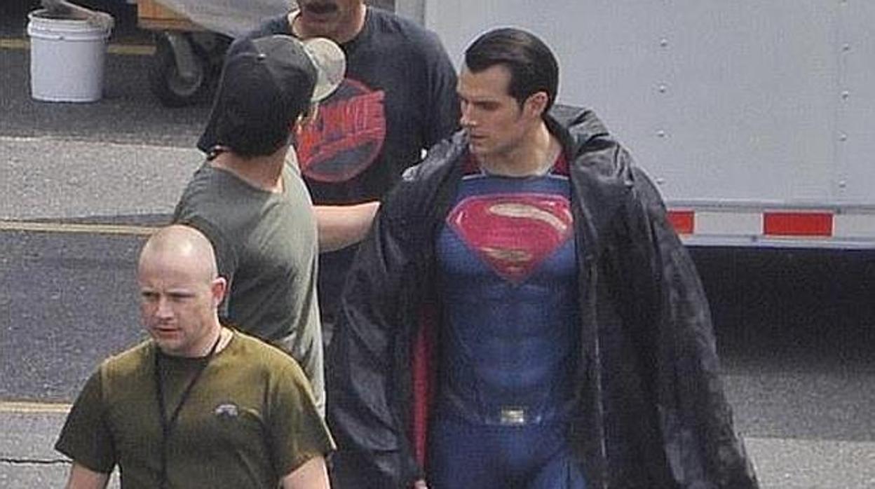 Henry Cavill en el rodaje de «Batman v Superman: Dawn of Justice»