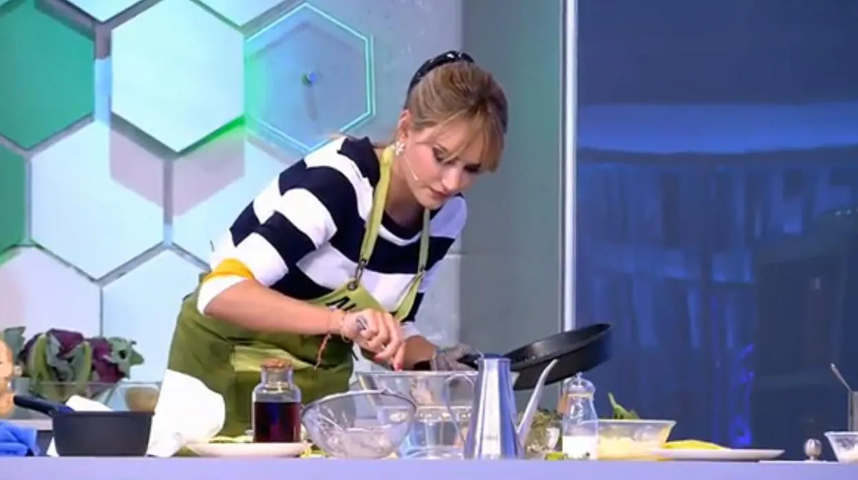 Alba Carrillo mientras prepara un plato con pechugas en «Mi madre cocina mejor que la tuya»