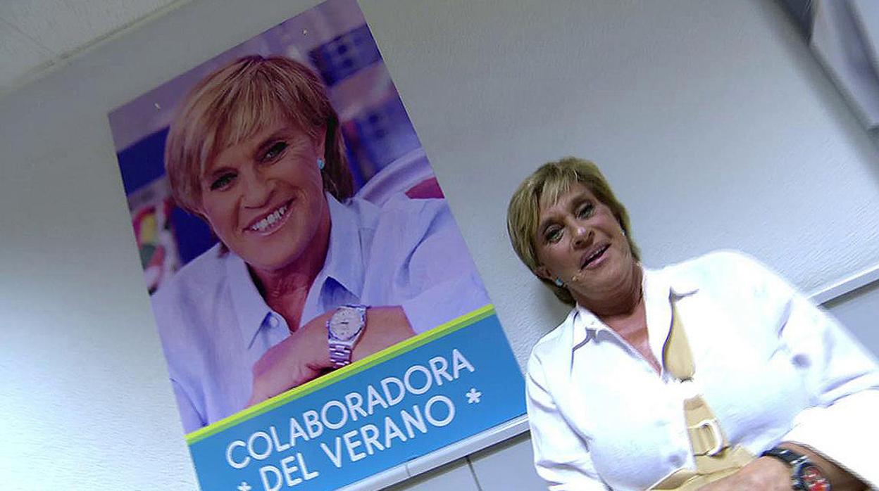 Chelo García Cortés junto a su foto de «colaboradora del verano» en «Sálvame»