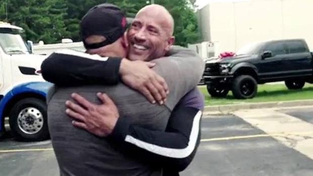 El sorprendente regalo de La Roca a su doble