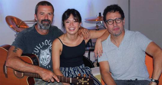 Pau Donés, Anna Castillo y Daniel Écija durante la grabación de la nueva sintonía