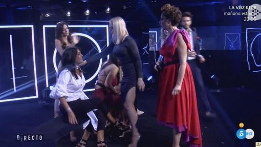 Aída Nízar e Irma Soriano, siendo separadas por el resto de compañeros en «GH VIP 5»