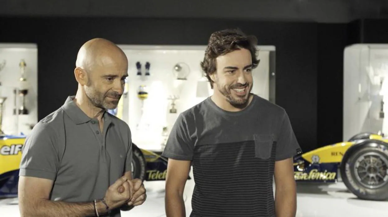 Antonio Lobato con Fernando Alonso, uno de los famosos que participaron en «Desafía tu mente»