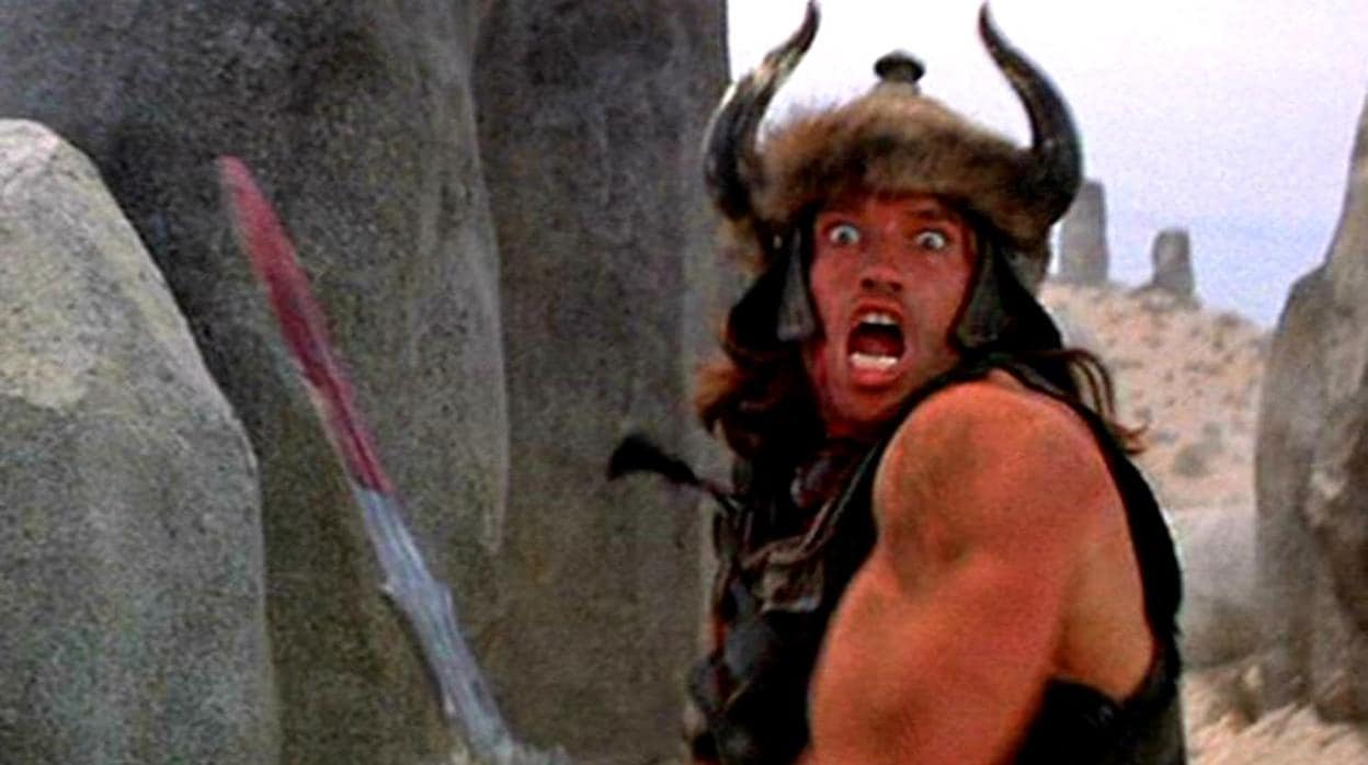 Arnold Schwarzenegger, en plena acción en «Conan el Bárbaro»