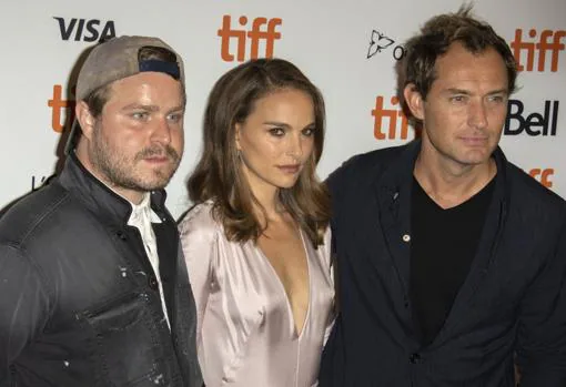 Brady Corbet, Natalie Portman y Jude Law, en el estreno de «Vox Lux»