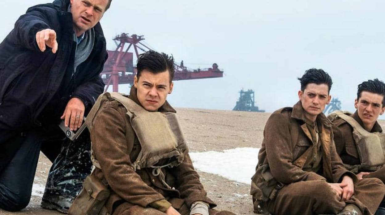 Christopher Nolan da instrucciones a los actores en el rodaje de «Dunkerque»