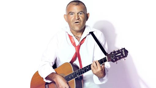 El Koala con su inseparable guitarra en la fotografía para «Gran Hermano VIP»